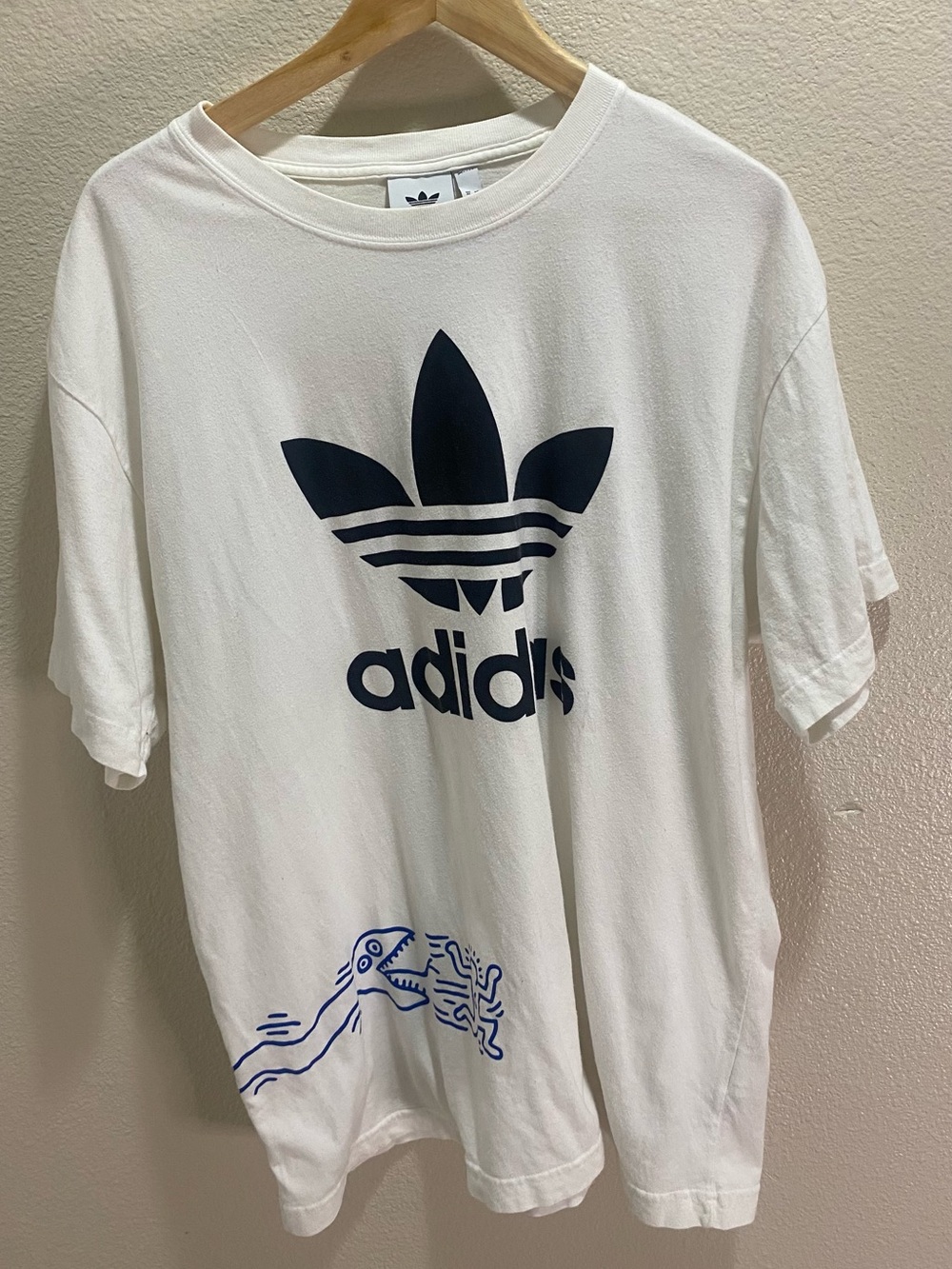 XLCollab/ Keith Haring adidas original White Tee with Navy Graphic🏃🏻‍♀️🫶🏽